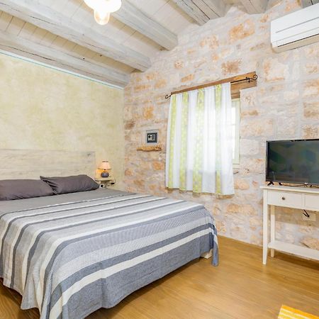 Awesome Apartment In Zminj Ngoại thất bức ảnh